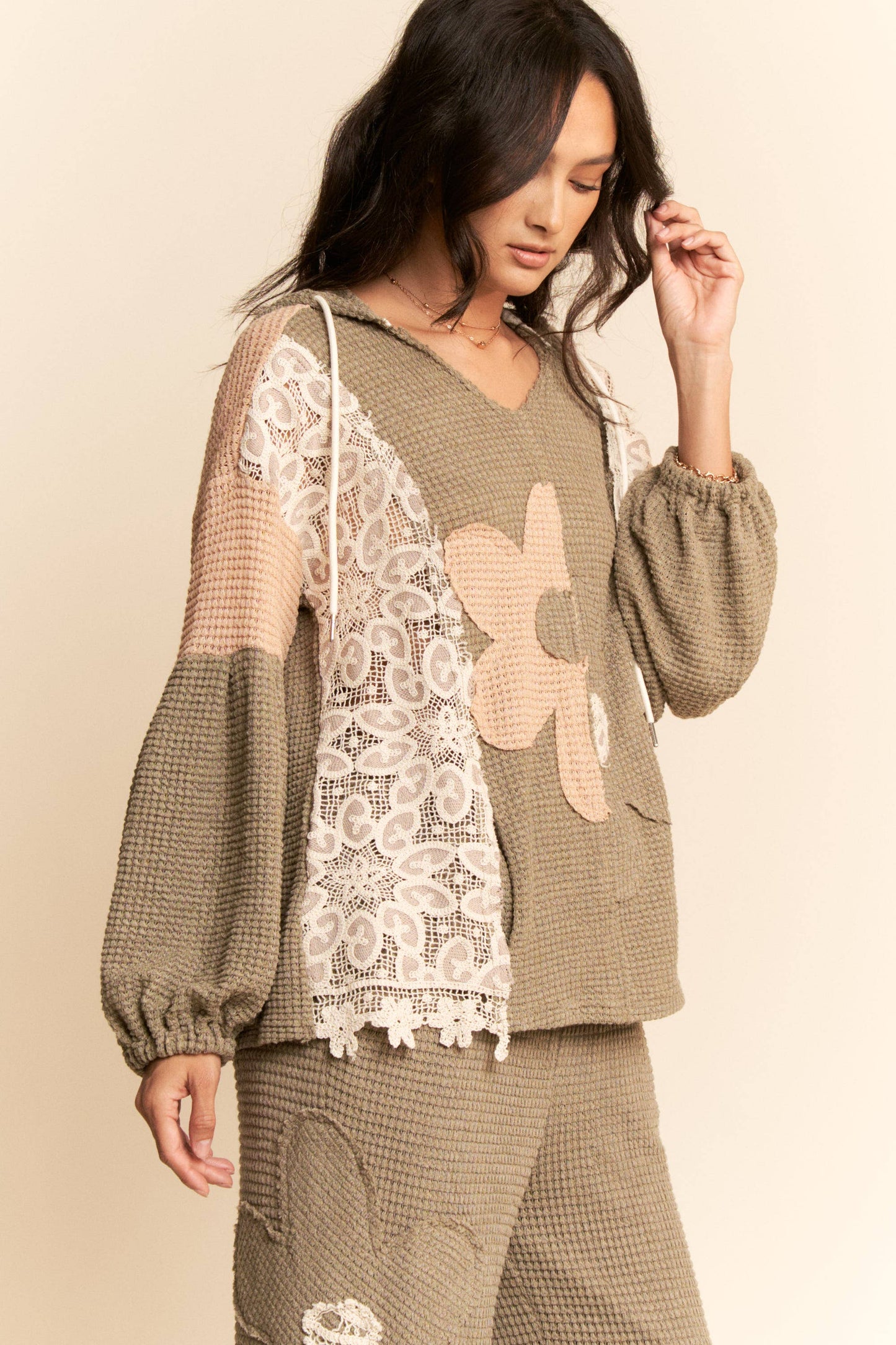 HOODIE OVERSIZED KNIT TOP WITH FLOWER PATCH by Davi & Dani