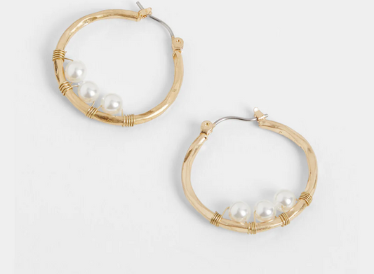 GOLD WAVY HOOP W/ PEARLS EARRINGS - GOLD